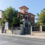 Proseguiamo su via Adriatico e, dopo pochi passi, un rosso torrino �moresco� attira la nostra attenzione. Fa parte di una dimora non abitata costruita nel 1931 dal giudice Ignazio Faenza...